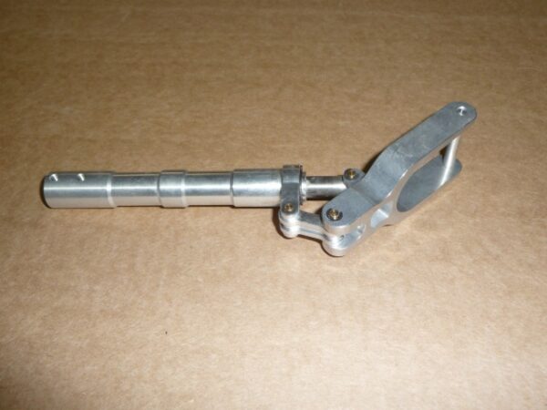 Jambe tirée<br />Longueur : 196 mm<br />Diamètre de jambe : 18 mm<br />Pin de connexion sur train : 8 mm<br />Axe de roue : 6 mm<br />Pour roue de 90 mm maxi<br />Peut être utilisé sur train C50