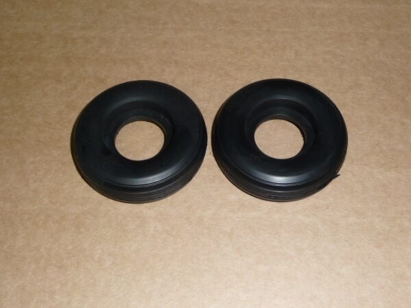 2 pneus mousse dure de 65 mm de diamètre