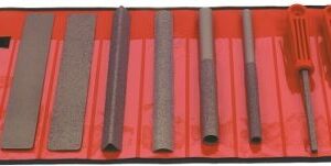 Sélection de huit outils livrés dans une housse fermée par velcro.<br />gros grains.
